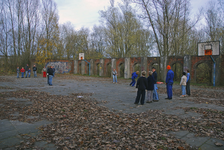 900489 Gezicht op het basketbalveld tussen de muren van de ruïne van de steen- en dakpannenfabriek De Liesbosch ...